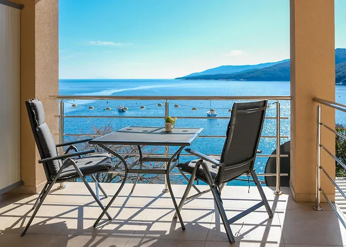 Studio Apartment Above Promenade W Terrace & Parking