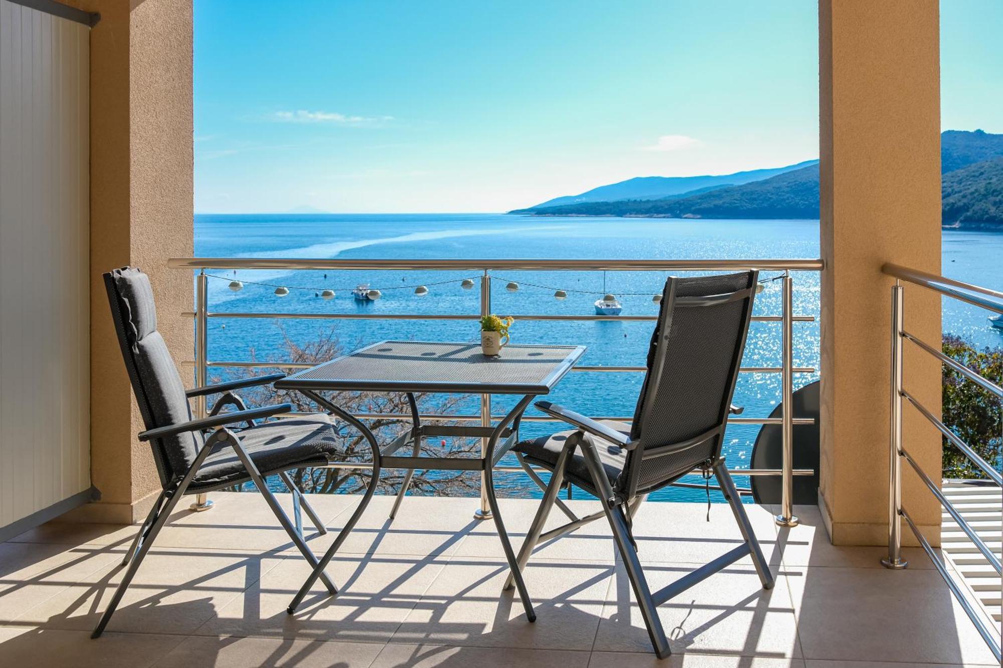 Above Promenade W Terrace & Parking *